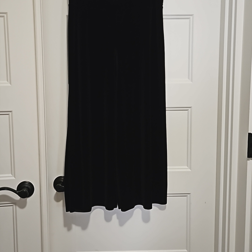 Stretch velvet wide leg cropped pants. BCBG MAXAZRIA. Size M. Poly/spandex